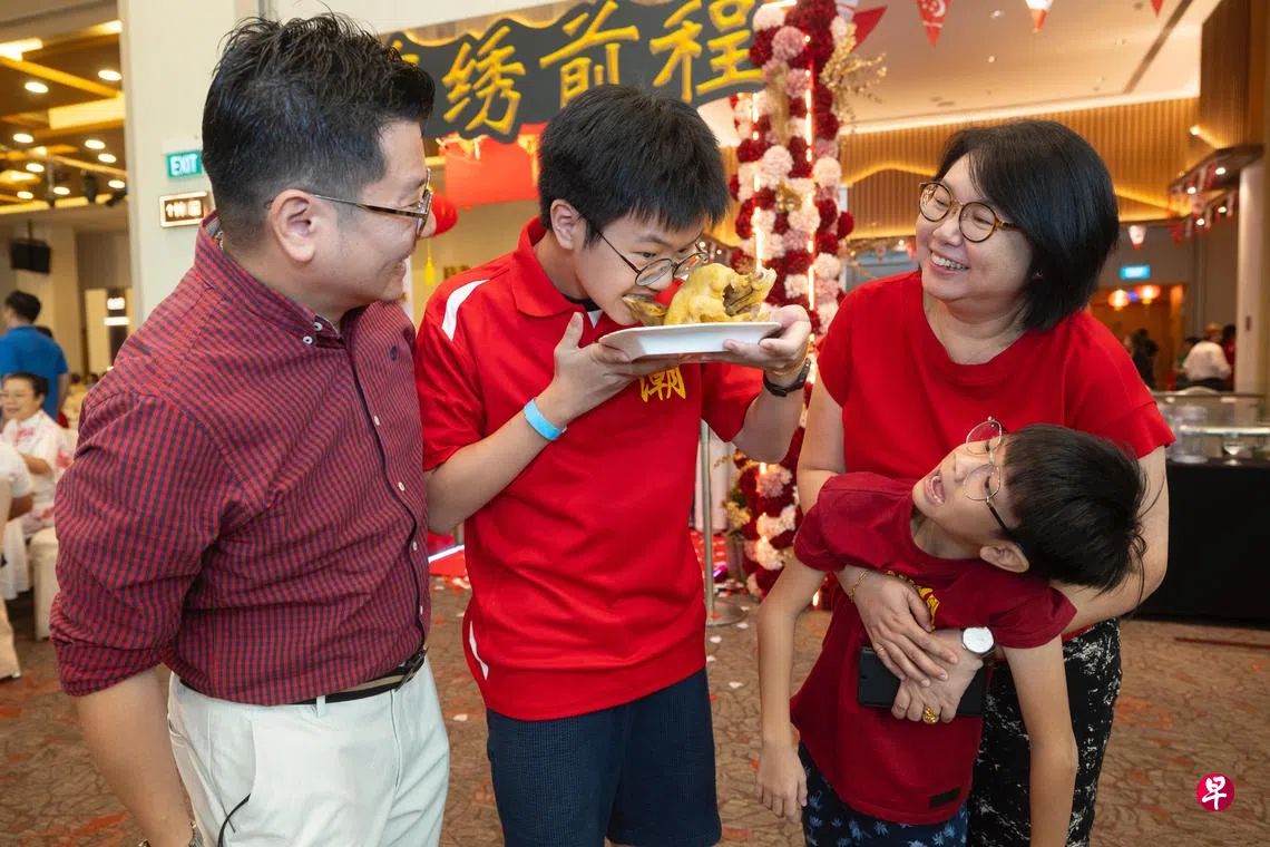 A participant biting the chicken head during Kityang's 2025 Cu Huay Hng ceremony